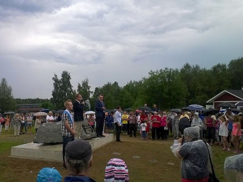 Kuvassa Pelkosenniemen kunnanjohtaja Erkki Parkkinen pitämässä juhlapuhetta juuri paljastetulla Paavali Pelkosen muistomerkillä.