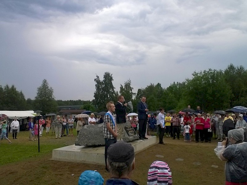 Kuvassa Pelkosenniemen kunnanjohtaja Erkki Parkkinen pitämässä juhlapuhetta juuri paljastetulla Paavali Pelkosen muistomerkillä.